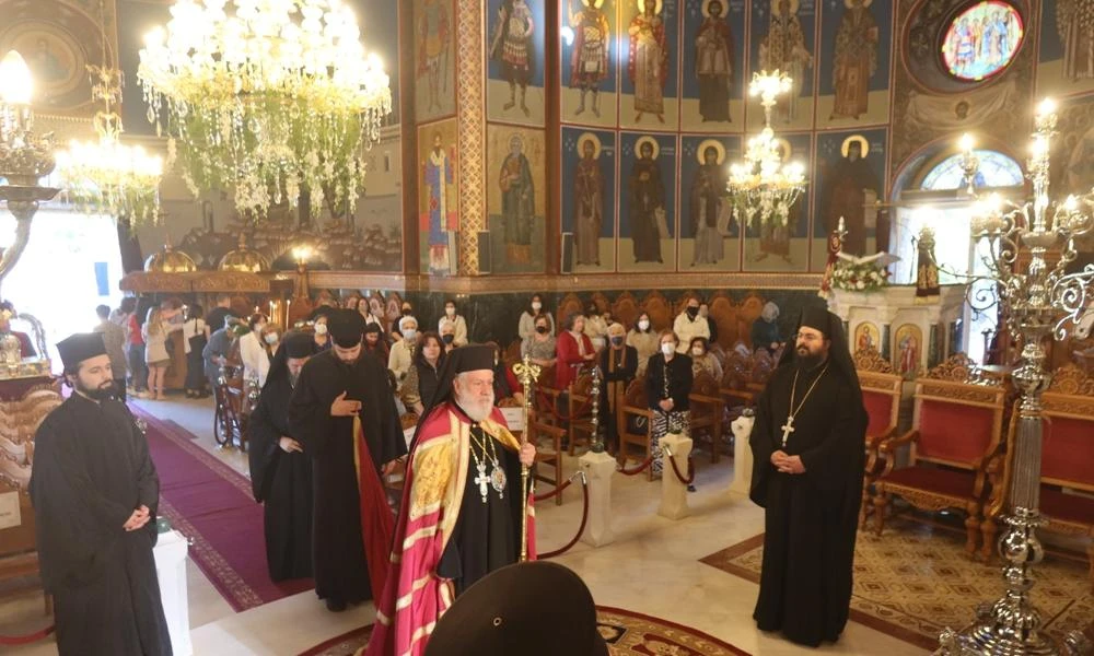 Πανδήμως ο λαός της Γλυφάδας τίμησε τους πολιούχους και προστάτες του, Αγίους Κωνσταντίνο και Ελένη